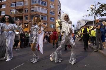  Telde disfruta con el pasacalle de los protagonistas del Carnaval de 'Studio 54'/Lpacarnaval.